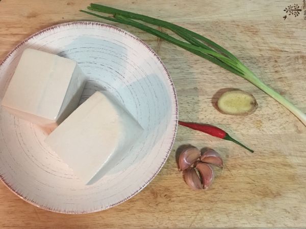 蔥、薑、蒜、辣椒用可飲用水清洗後擦乾。