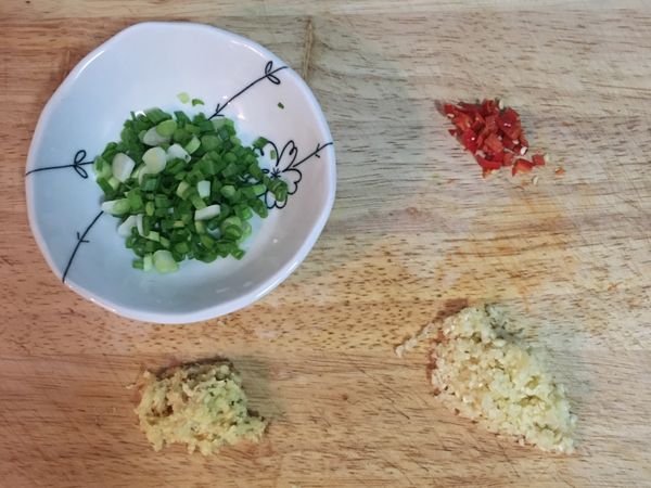 蔥切末、蒜切成細末、薑去皮磨成泥、辣椒去籽切成末。