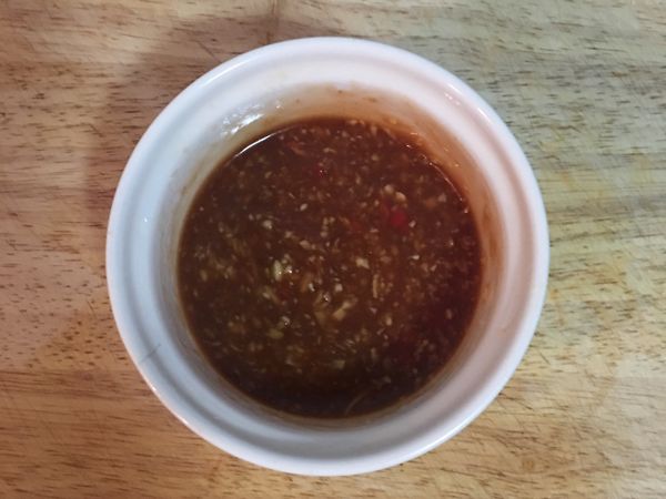 將蒜末、薑泥、辣椒末放一起，加入帶甜味的醬油膏、蕃茄醬、香油和水放一起混勻，即成五味醬。