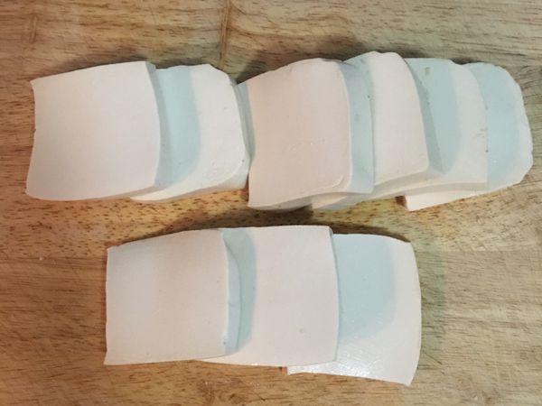 傳統嫩豆腐切成帶厚度的片狀。