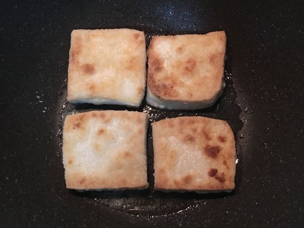 入鍋煎至兩面上色。