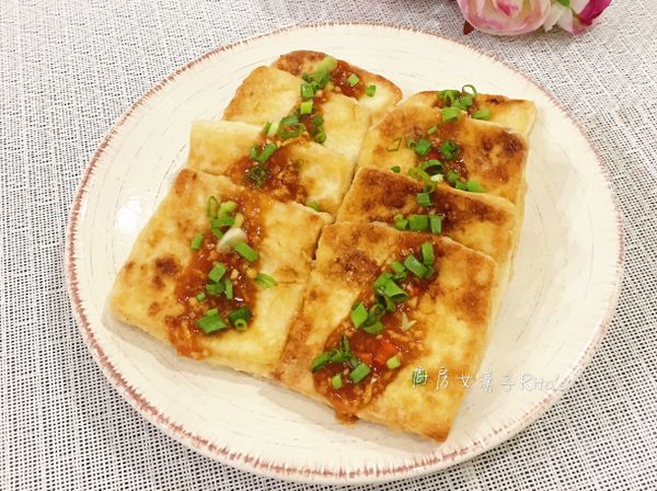 淋上五味醬，撒上蔥花即可。