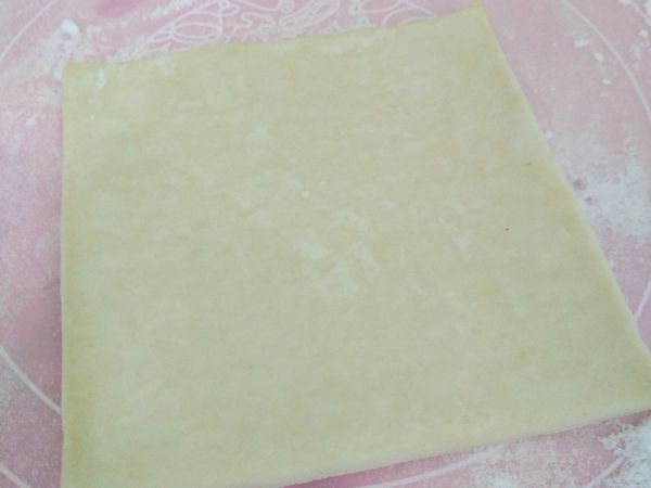 先將酥皮從冷凍拿出來退冰軟化
並在操作桌上撒上糖粉，將酥皮放置糖粉上，均勻地塗上少許的糖粉(两面都要放上糖粉)