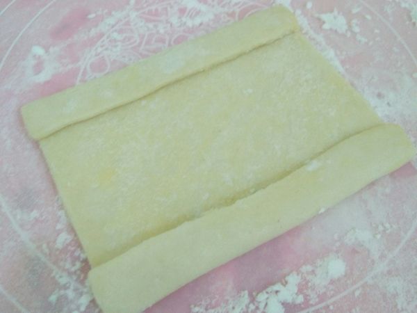 撒完細糖粉後先將兩側往內折，再往內折，邊摺邊撒細砂糖，記得折的時候要稍微壓緊實一點點

若酥皮太乾壓不緊實可以塗一點水，但也不能壓得過緊實，以免烤的時候酥皮無法膨脹哦！