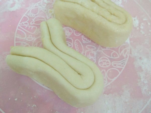 因为我买的酥皮小片的 所以没切 就直接折了 折好后 涂上蛋液 洒上粗糖
180度烘18分钟 (供参考)