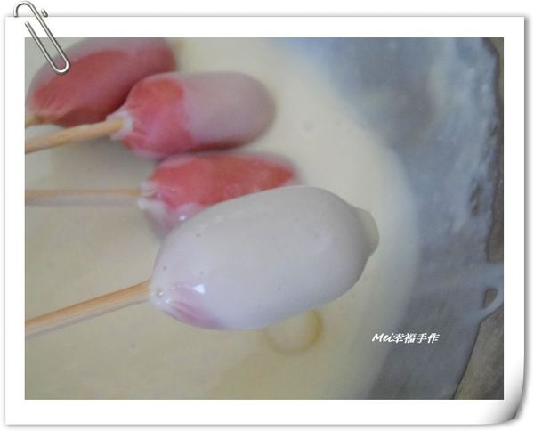 鑫鑫腸用轉的方式均勻的裹上麵糊，再放入熱好的油鍋，炸到金黃色即可起鍋