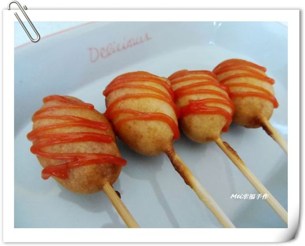 最後在小熱狗上面擠上番茄醬就可以開動囉!