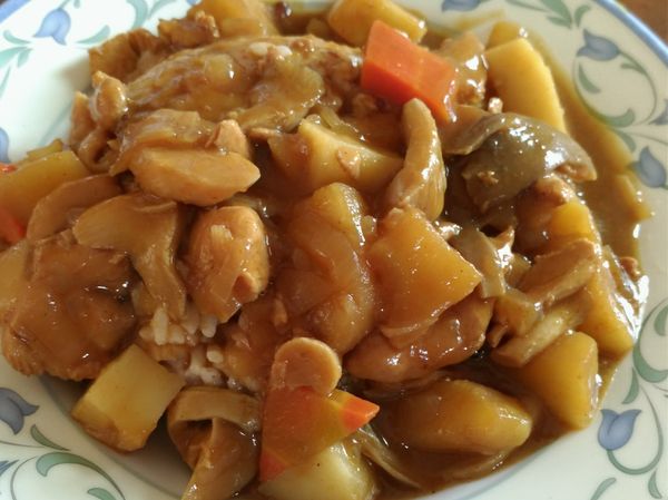 關火，加入咖哩塊攪拌均勻即完成