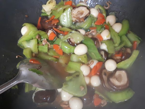 食材拌炒均勻後下鳥蛋，將香菇水倒入，水份若不足可再加到稍微淹到食材即可，下調味料蓋鍋蓋悶煮至水滾後加入香油及太白粉水勾芡即可起鍋