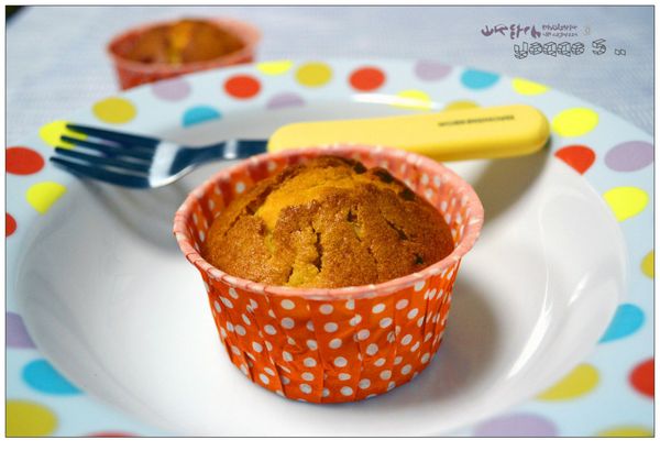 雞蛋打散分多次加入,再將過篩的粉類及牛奶攪拌均勻