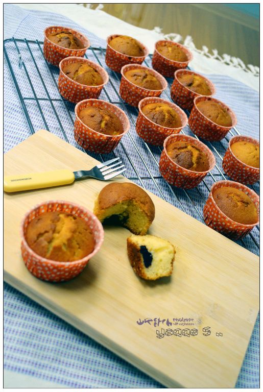 再將蜜漬橙皮加入攪拌均勻,