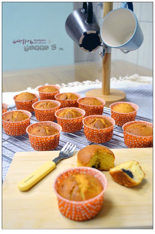 放進已經預熱至180度c的烤箱中烘烤18-20分鐘表面呈金黃色即可