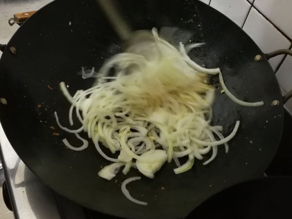 蒜頭切末、薑切絲、洋蔥切絲

螃蟹洗淨剖半先沾地瓜粉炸過（半熟就好）

在爆香蒜頭薑絲、在下洋蔥炒軟