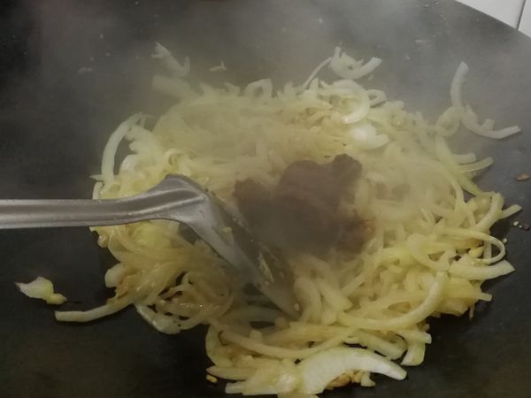 加入沙茶2～3湯匙拌炒  可在嘗試味道在酌量增加