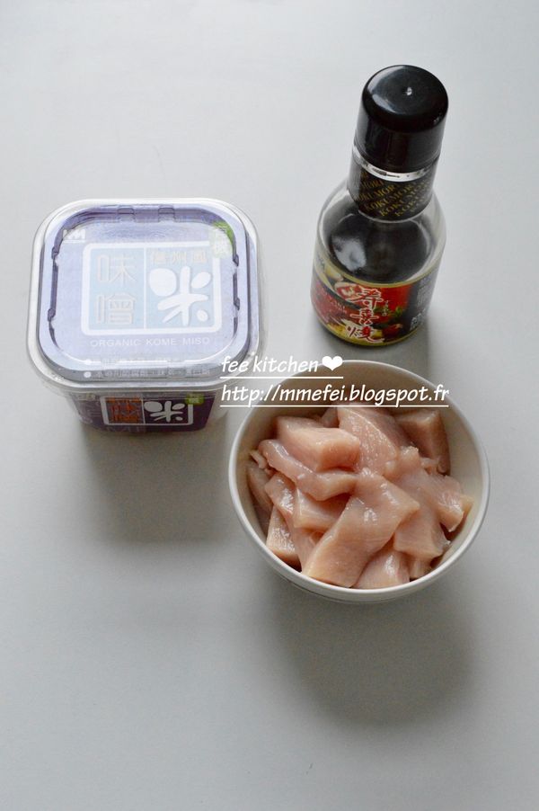 雞肉切塊。 混合所有醃製醬料。