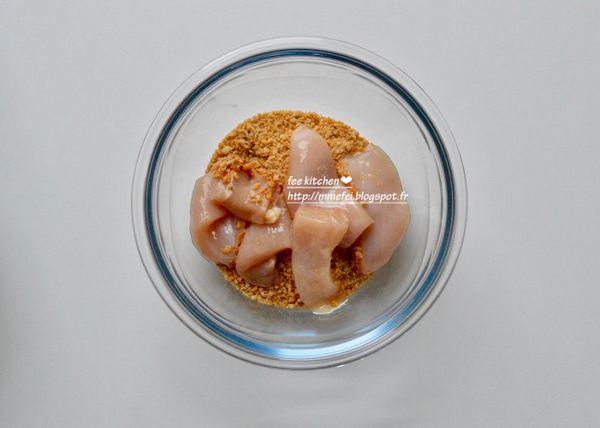 雞肉放入麵包粉中，包裹均勻。