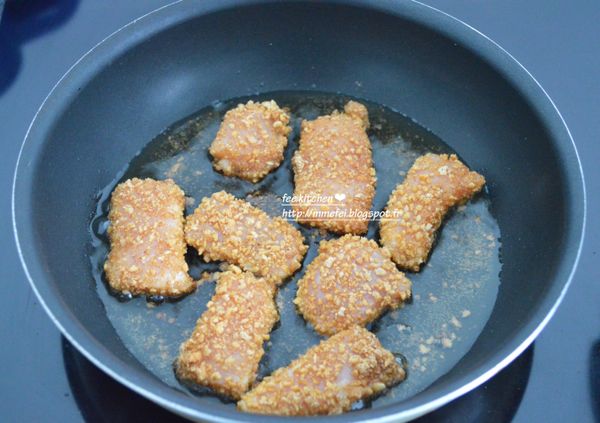 加入4湯匙油於鍋中，中大火預熱，放入雞塊煎至兩面金黃色。