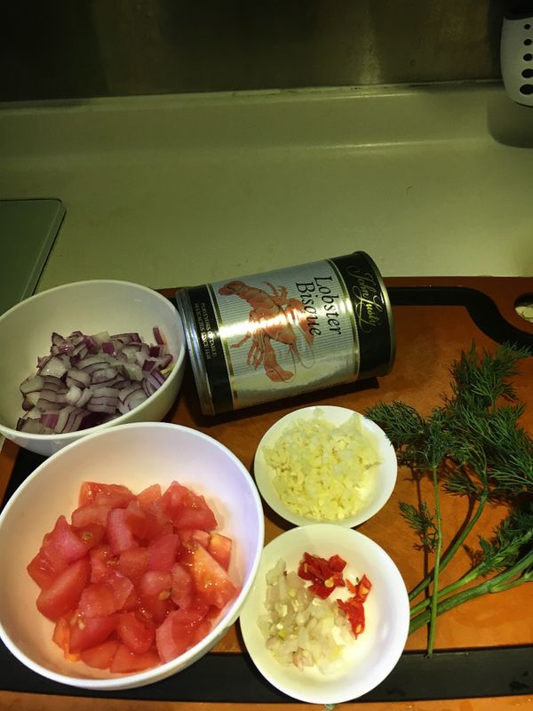 材料：(2人份量)
意大利粉 250g
大蜆 1斤
罐頭龍蝦湯 1罐
番茄 1個(去皮切粒)
白酒 半杯
洋蔥 半個(切粒)
蒜茸 1湯匙
乾蔥茸 1茶匙
紅辣椒 1隻(切碎)
茄膏 2湯匙
黃糖 1茶匙
蒔蘿(Dill) 約10g
黑胡椒 少許