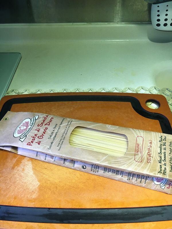 1. 煲滾水，加入少許海鹽及橄欖油，放下意粉大火煮約9分鐘後盛起，瀝乾水份，用橄欖油拌勻，待用。