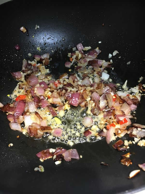 3. 燒紅鑊中大火，下橄欖油，無鹽牛油，炒香洋蔥 、乾蔥茸、蒜茸及紅辣椒碎。