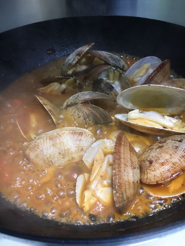 4. 倒入白酒大火煮約1分鐘至酒精揮發，加入茄膏及番茄粒炒約2分鐘，倒入龍蝦湯、黄糖及蒔蘿(Dill)煮滾，加入大蜆蓋上煲蓋中火煮約4分鐘至大蜆打開，打開煲蓋轉大火加入意粉將湯汁收至乾身，熄火；灑上黑胡椒調味(試味後如太淡可根據個人口味灑上少許海鹽調味)，即成。