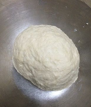 將麵皮材料倒入攪拌盆中混合揉捏均勻成為一個光滑不沾手的麵糰
將揉好的麵糰放入保鮮盒中，蓋上蓋子，放入冰箱冷藏到隔天