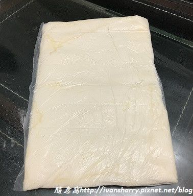 無鹽奶油放入塑膠袋中，用擀麵棍擀成厚薄一至的奶油片，放回冰箱冷藏備用