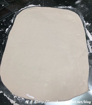 從冰箱取出冷藏好的麵糰，桌面及麵糰表面灑一點低筋麵粉，用擀麵棍慢慢將麵糰擀成無鹽奶油片二倍大的大薄片