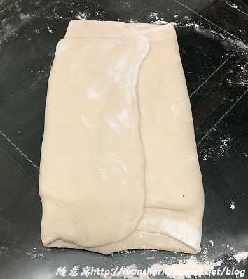 將無鹽奶油片從冰箱取出，拆開塑膠袋，將無鹽奶油片放到麵皮上
將奶油片包緊，收口處捏緊