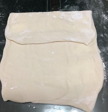 將麵皮摺三折
先將遠端麵皮往中間摺1/3