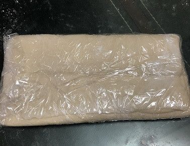 包上保鮮膜，放回冰箱冷藏至少30分鐘