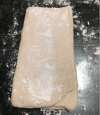 從冰箱取出麵糰，桌面及麵糰表面灑一點低筋麵粉，麵糰轉90度(麵糰擀折方向與前一次方向轉90度)