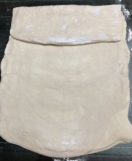 將麵皮摺四折
先將遠端麵皮往中間摺1/4