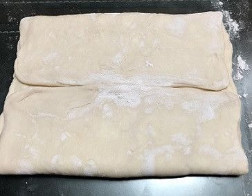 再將近端麵皮往中間摺1/4