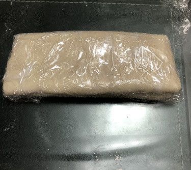 包上保鮮膜，放回冰箱冷藏至少30分鐘
再重複6-14步驟二次(冰箱取出麵糰擀平→摺三折→冷藏至少30分鐘→冰箱取出麵糰→擀平→摺四摺→冷藏至少30分鐘，麵糰每次擀折方向要與前一次方向轉90度)