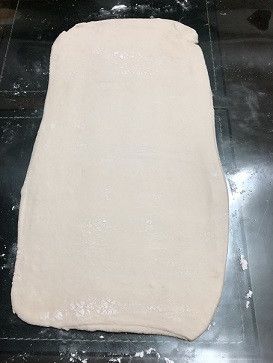 擀折完成後，將麵糰從冰箱取出，擀成大薄片