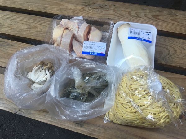 老薑及麻油炒過
雞肉串燙一下
水+米酒+雞肉+香菇 煮滾後
杏鮑菇 猴頭菇 煮滾後 
加上少許鹽巴完成簡單美味的麻油雞麵

（因為當正餐吃於是加了麵條比較有飽足感）