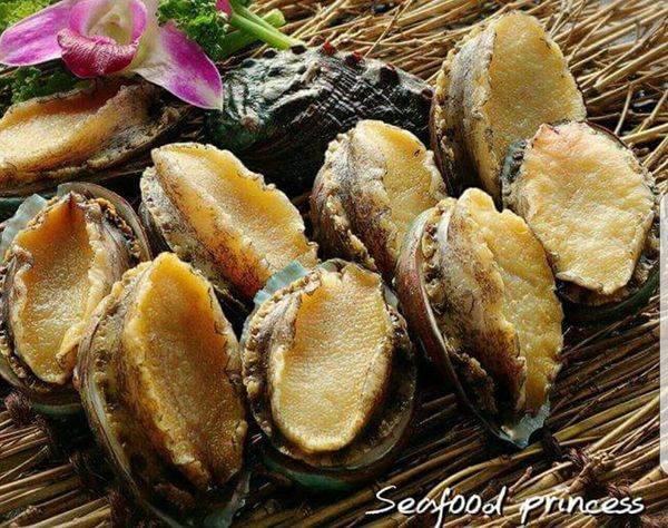 將鮑魚沖水或泡水解凍洗淨