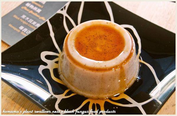 在黑木耳鮮奶凍上，依照個人喜好、口感與耐甜度，酌量淋上焦糖糖漿來增味。