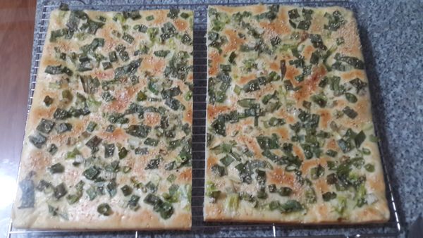 從烤箱取出放置網上散熱,趁還維溫時將麵包對切成(21*32)2片