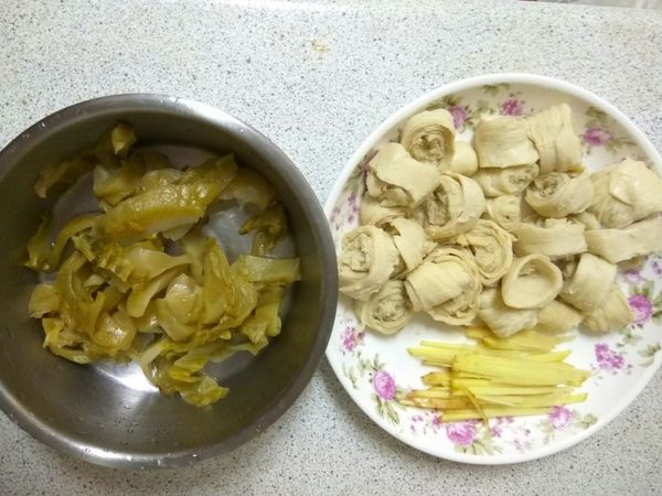 酸菜洗淨，切成寬度約1公分的條狀，泡水30～40分鐘。
麵腸用手捏成寬約2公分左右的圈狀
薑切絲