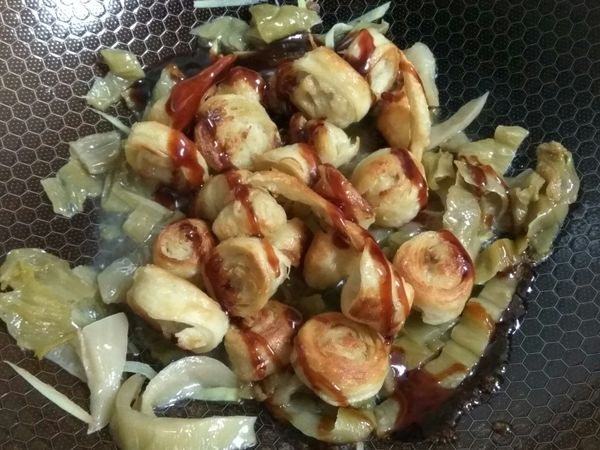 倒回已煎香的麵腸，並加入蠔油拌炒三分鐘，醬確實巴再麵腸上即可上桌