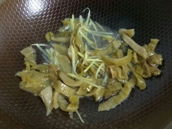 原鍋直接下薑絲與酸菜爆香(酸菜需要的油較多，可以再加一點油喔！)，香氣出來後，先加入米酒拌炒一分鐘，然後加一杯左右的水，加蓋燜煮至收汁。
如果覺得酸菜太鹹或太酸，也可以加一點糖中和一下味道