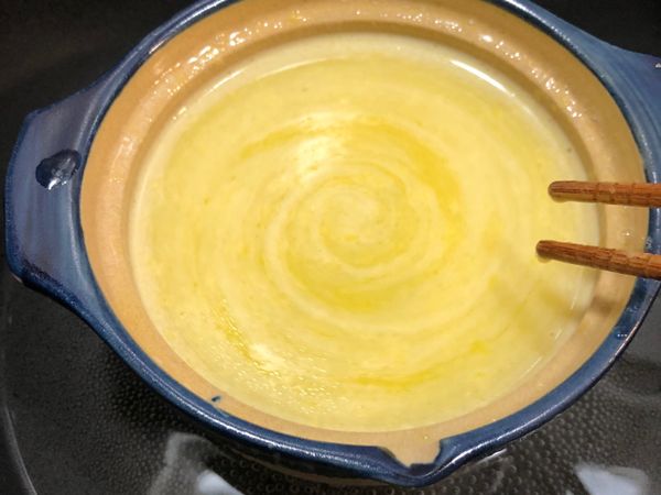 再將步驟5倒入已融化的奶油中隔水加熱。加熱過程不停同方向旋轉拌勻(約15分-20分)。
檸檬蛋液會慢慢變成凝乳狀態喔(放涼後會更有凝乳的感覺)