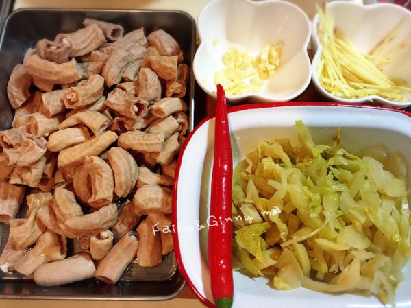 小腸切小段、酸菜切絲、薑絲、大蒜切丁
