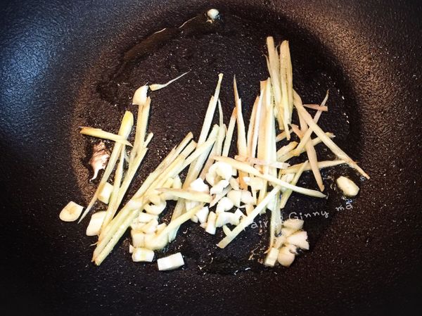 起油鍋先爆香薑絲、大蒜