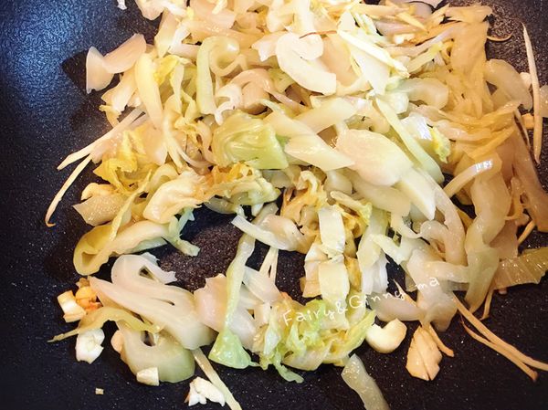 倒入酸菜炒出酸菜香氣