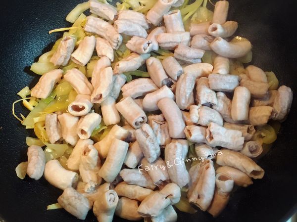 倒入煮軟的小腸拌炒