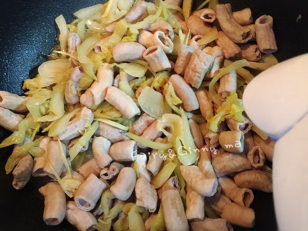 加入水蓋過食材