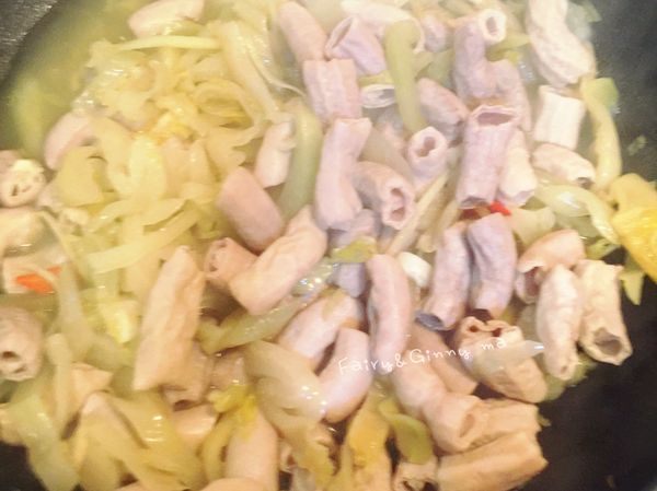 大火煮滾後加入鹽、糖調味，之後轉中小火蓋鍋蓋悶煮十分鐘